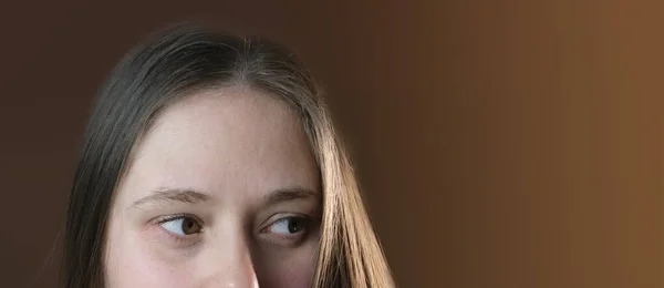 Closeup Θηλυκό Κεφάλι Μέτωπο Νεαρό Κορίτσι Γυναίκα Ετών Ψάχνει Μακριά — Φωτογραφία Αρχείου