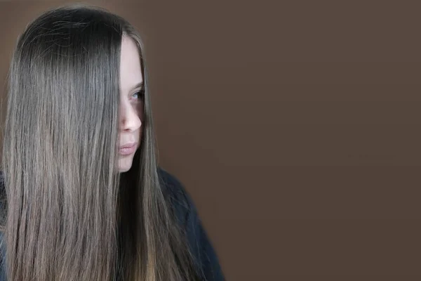 Młoda Kobieta Dziewczyna Wieku Lat Długie Włosy Koncepcja Autorefleksji Związane — Zdjęcie stockowe