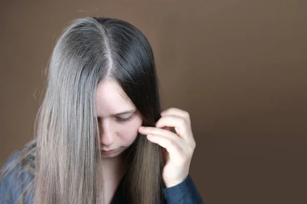 若い少女 25歳の女性 長い髪 概念の自己反射 関連する美容ヘアケア ヘアケア 遺伝子診断を促進する 現在の瞬間に生きている — ストック写真