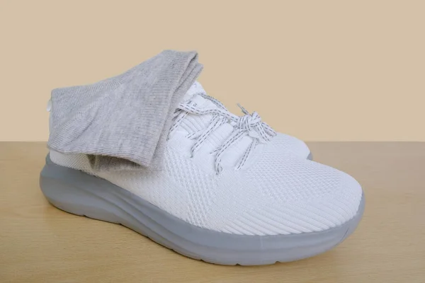 Gri Pamuklu Çoraplar Beyaz Yaz Spor Ayakkabıları Arka Planda Yakın — Stok fotoğraf