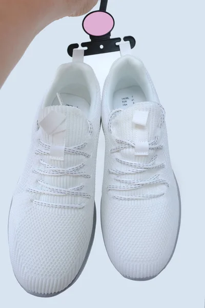 Manos Femeninas Sosteniendo Nuevos Zapatos Trekking Blancos Atados Con Cordones —  Fotos de Stock