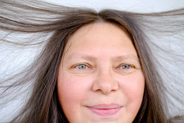 Primer Plano Mujer Años Con Pelo Castaño Largo Sonriendo Consejos —  Fotos de Stock