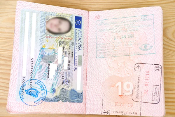 证件页 加盖图章旅行的外国护照 爱尔兰签证 带有纵深全息图的旅游签证印章 边境护照管制 东南亚旅行 — 图库照片