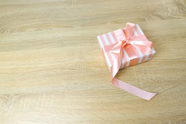 采购产品白色的 粉红色的盒子 带有设计师复制空间的礼物 办公室里的灯台上的专业假日花 母亲节的概念 有选择的焦点 — 图库照片
