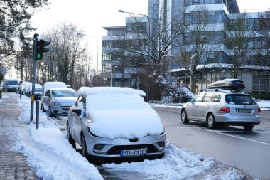 Karlı Frankfurt sokağı, kar kaplı pencereler ve araba gövdeleri, yoğun kar fırtınası, kar fırtınası, kötü, şiddetli hava, kışın kentsel ortam, mevsimlerin değişmesi.,