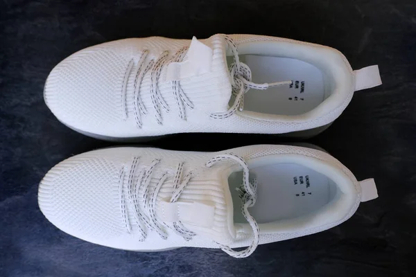 Пара Нових Білих Пішохідних Взуття Пов Язаних Мереживом Концепція Догляд — стокове фото