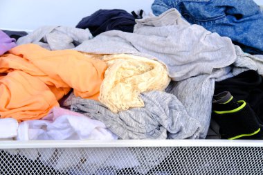 Renkli giysiler rastgele örgü sepeti, dağınıklık, soyunma odasında kaos, azalan gardırop, geri dönüşüm, yükseltme ve evdeki atıkları azaltma gibi çevre dostu uygulamaları teşvik etmek.