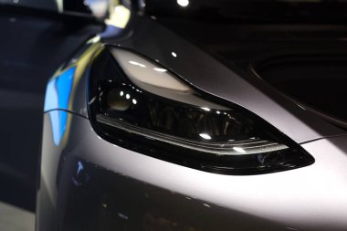 Tesla araba modelinin ön görünümü gelişmiş ksenon ön farları sıvı gümüş renkli Y, Merkür metalik rengi, galeride popüler elektrikli yolcu aracı, Elon Musk, Frankfurt - 7 Aralık 2022