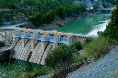 Nehirdeki baraj, Rezervuar Daire del Guadalore, hidroelektrik santrali, enerji akışını kullanan kaynak, doğal dağ beldesi El Chorro vadisi, dağlar Endülüs, kavram ekolojisi, temiz enerji