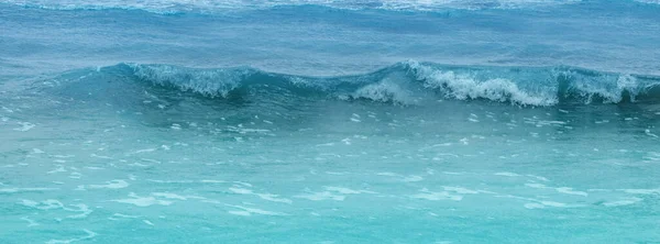 Blue Sea Fast Turquoise Waves Rush Shore Beautiful Tropical Seascape — Stock fotografie