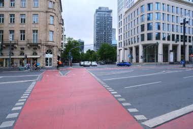 Yol altyapısı ve bakımı, geniş yolda yaya geçişi asfaltta kırmızıya boyanmış, FRANKFURT - 15 Temmuz 2023