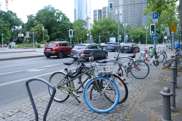 Kerékpár Parkoló Aszfaltozott Mentén Frankfurtban Autók Vezetnek Teherszállítás Koncepció Utazás — Stock Fotó