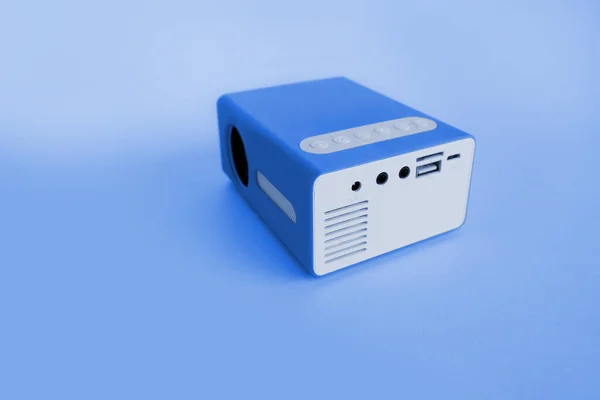 Projetor Sem Fio Azul Projetor Filme Full Com Bluetooth Para — Fotografia de Stock