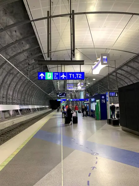 Helsinki istasyonundaki metro peronunda, valizli yolcular, sırt çantalı yolcular trene binecek, konsept yolcuları araçlarla seyahat edecek, Helsinki, Finlandiya - 1 Ocak 2022