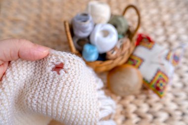 Örgü örmek için ahşap mantar delikli yün kazak, giysi onarımı için malzeme, ev işi, sürdürülebilir DIY lif projeleri.