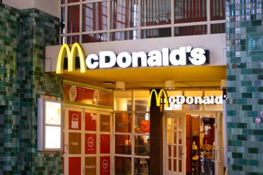 McDonald 's logosu, Güney İstasyonu' nun inşasında fast food restoran zinciri, Amerikan Gıda Hizmetleri endüstrisi, seyahat fast food, Frankfurt, Almanya - 10 Ağustos 2023