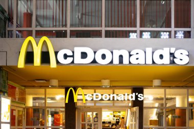 McDonald 's logosu, Güney İstasyonu' nun inşasında fast food restoran zinciri, Amerikan Gıda Hizmetleri endüstrisi, seyahat fast food, Frankfurt, Almanya - 10 Ağustos 2023