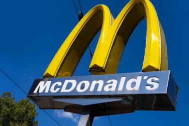 Sarı tabela, caddede McDonald 's logosu, fast food restoran zinciri, gıda sektöründe faaliyet gösteren Amerikan şirketi, seyahat fast food, Frankfurt, Almanya - 10 Ağustos 2023