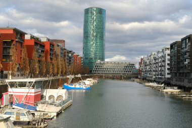 Gutleitviertel ilçesindeki 30 katlı Westhafen Kulesi, nehir kıyısındaki binalar, kıyılara demirlemiş tekne, yat, konsept turizm, bağımsızlık günü, Frankfurt, Almanya - 26 Şubat 2023
