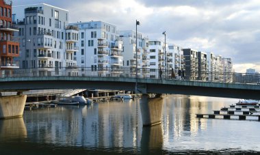 Frankfurt 'un modern elit kesimi, yaya köprüsü, kıyılara demirlemiş tekne ve yatlar ana nehir, bölge kanalları ve marina, Almanya