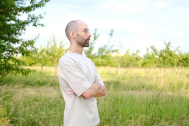 Genç sakallı beyaz adam geri döndü, hayattaki kritik bir dönemeçte, düşünce, üzüntü, endişe, kriz, çatıda duran kişi, bariyer, yansıma ya da değişim temalarını yansıtıyor.