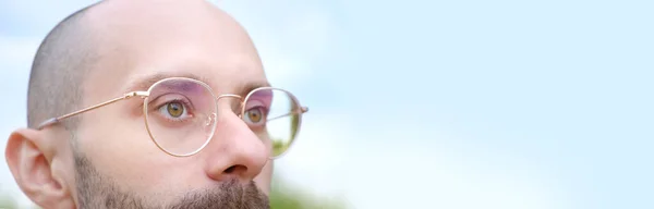 Nahaufnahme Eines Traurigen Jungen Mannes Mit Einer Brille Die Sich — Stockfoto