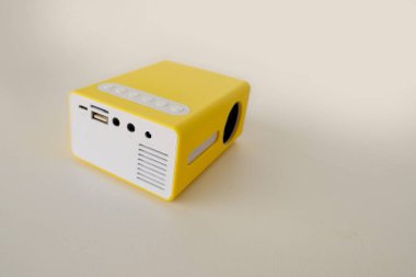 Sarı kablosuz projektör, 4K film projektörü, Bluetooth 'lu Full HD video oynatıcı, ev ve ofis için film izleme