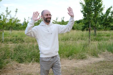 30 yaşında, gözlüklü, gülümseyen, yaşla ilgili değişimler, insan sağlığı konsepti, yetişkinlikte iyimserlik, iletişim ve espri anlayışı, komik durumlar ve oyunculuk.