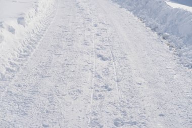 güzel beyaz manzara, İsviçre Alpleri, geniş dağ yolu temizlendi, kenarda büyük kar yığınları, şehirde kar yağışı, spor konsepti, sağlıklı yaşam tarzı, kış etkinliği, arabayla seyahat