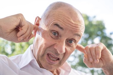 Komik son sınıf öğrencisi, 65 yaşında erkek, kulak, erkek yüzü, yüz ifadesi, işitsel halüsinasyonlar, kulak ağrısı, işitme kaybı, sağırlık, akut kulak iltihabı medyası, akustik travma, işitsel işleme bozukluğu