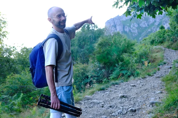 Молодой Человек Турист Рюкзаком Показывает Цель Вызова Поход Скальной Тропе — стоковое фото