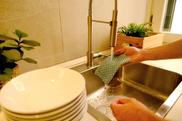 Jovem Lavando Pratos Cozinha Moderna Close Mãos Masculinas Tarefas Domésticas — Fotografia de Stock
