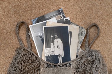 Eski aile fotoğrafları, klasik resimler, ev arşivi belgeleri, aile ağacı konsepti, soy ağacı, hatıralar, atalarımızın anıları, aile ağacı, nostalji, eski moda fotoğraflar, retro estetik.