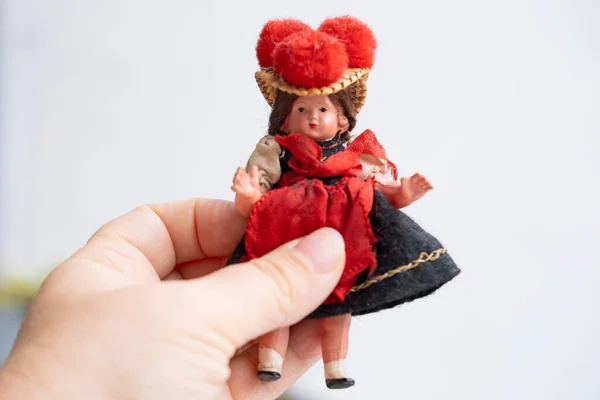 Чоловіча Рука Тримає Старовинну Старомодну Німецьку Ляльку Національній Сукні Занедбане — стокове фото