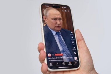 Rusya Devlet Başkanı Vladimir Zelensky 'nin konuşması cep telefonu ekranında, Ukrayna ve Rusya' daki çatışmalar hakkında haberler, askeri olaylar, kadın elinde iPhone, Frankfurt, Almanya - 1 Eylül 2023