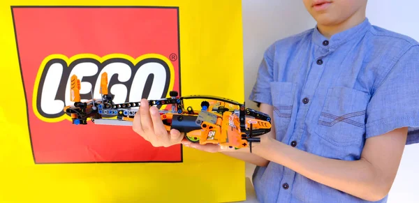소년은 부품에서 오렌지 비행기를 장난감 제작자 기술의 프랑크푸르트 2022 — 스톡 사진