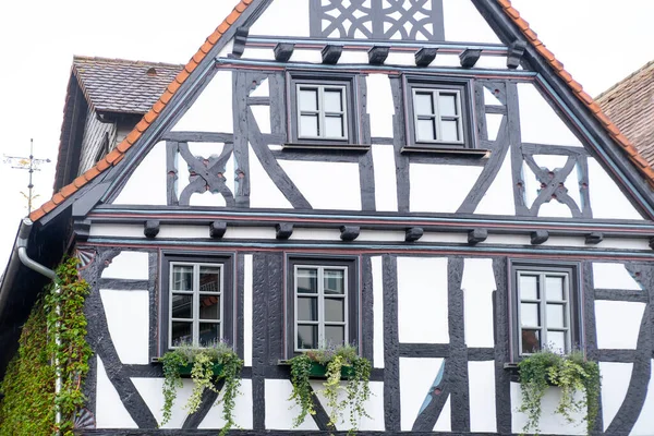 17世紀の歴史的なハーフタイムハウス 古い町の通り ヘッセ 復元された建物 石畳の舗装 スピリットの過去 歴史に浸る バッドハンブルク ドイツ 2023 — ストック写真