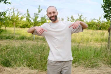 Genç, dalgın sakallı adam gülümseyen, gülen, neşeli adam. 30 yaşında, neşeli bir yüz ifadesiyle gülen, coşkulu kahkahalar atan, şaklabanlık yapan, komik erkek yüzü, insan sağlığı.