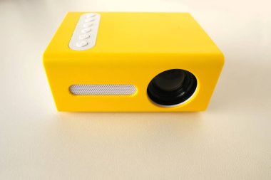 Sarı kablosuz projektör, 4K film projektörü, Bluetooth 'lu Full HD video oynatıcı, ev ve ofis için film izleme