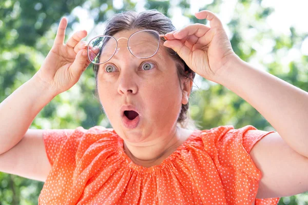 Woman Shocked Expression Eyes Wide Open Startled Look Face Raised — Stock Photo, Image