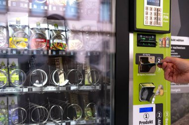 Ödeme terminali self-service cannabis kiosk, Marijuana Legalization and Impact on Society, Benefits and Risks, Economic Aspects, Bad Homburg, Almanya - 28 Ağustos 2023