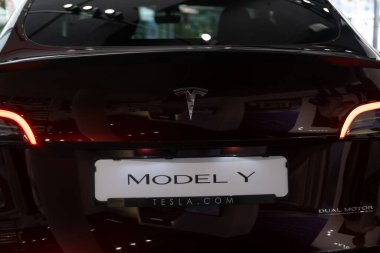 Tesla araba modelinin arka kısmı Kiraz kırmızısı renginde Y Stüdyoda logo, galeride elektrikli araç, li-ion 4680 pil, alternatif enerji, Elon Musk şirketi, Frankfurt, Almanya - 2 Eylül 2023