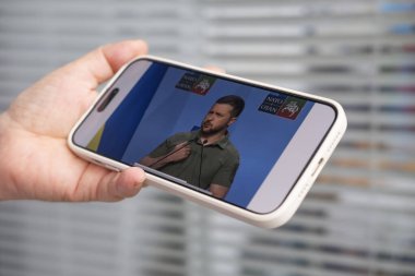 Başkan Ukrayna Vladimir Zelensky 'nin konuşması cep telefonu ekranında, Ukrayna ve Rusya' daki çatışma haberleri, askeri olaylar, iPhone kadınların elinde, Frankfurt, Almanya - 1 Eylül 2023