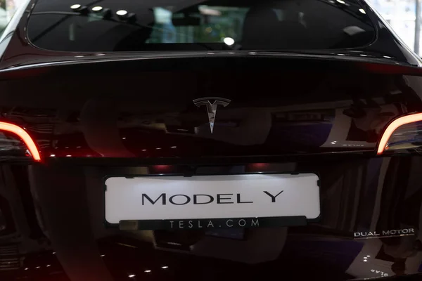 Tillbaka Del Tesla Bil Modell Körsbär Röd Färg Med Logotyp — Stockfoto
