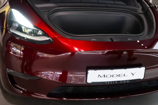 테슬라 자동차 스튜디오에서 빨간색 전시실의 자동차 4680 배터리 에너지 Elon — 스톡 사진