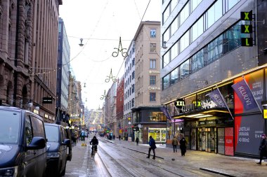 Kışın Helsinki caddesi boyunca yürüyen insanlar, kış kenti manzarası, konsept tatil alışverişi, Noel bayramı atmosferi, turistler, Helsinki, Finlandiya - 8 Ocak 2022