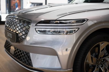 Gri elektrikli Hyundai Genesis GV70 Studio, popüler Koreli yolcu aracı Electric SUV showroom, alternatif enerji geliştirme, High Tech Technology, Frankfurt, Almanya - 2 Eylül 2023