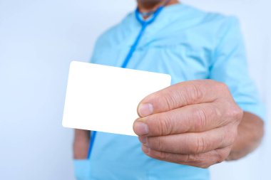 Doktor, doktorun elinde boş mavi kart var, boş maket, boş alan, önemli bilgilere dikkat et, işteki erkekler.