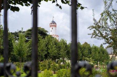 Kötü Homburg Sarayı 'nın beyaz kulesi, Landgraves Kalesi çit parmaklıklarından, mimari mirasından, tarihi simgeden, geçmişin sembolünden