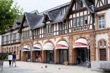 Tarihi bir pazar meydanı, eski bir spa kasabası sokağı, Hesse 'deki bölge merkezi, restore edilmiş binalar, kaldırım taşları, geçmişin ruhu, mimari, Bad Homburg, Almanya - 28 Ağustos 2023
